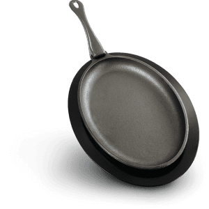 56003 PROfessionalCastIronSkillet onWhite Angle 800px